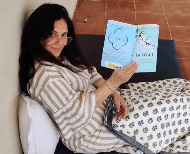 राजनीति में भी की शिरकत deepika chikhalia reading book