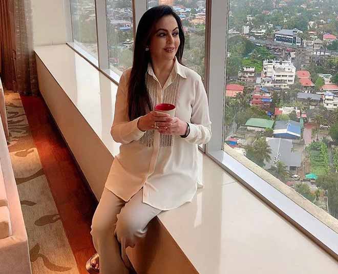 nita ambani mobile phone  pice