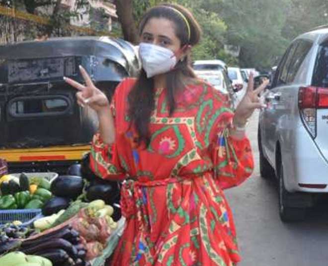 rashami desai buy vegetable in orange dress