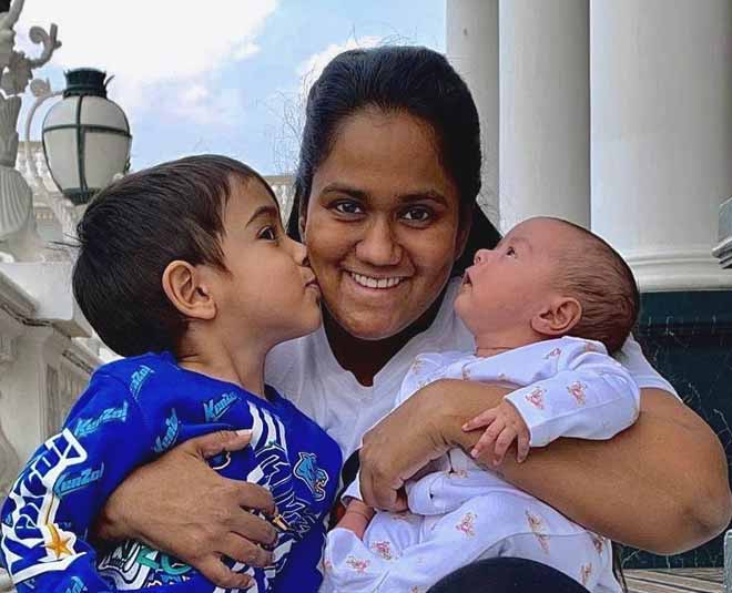 salman khan sister arpita and niece ayat Inside