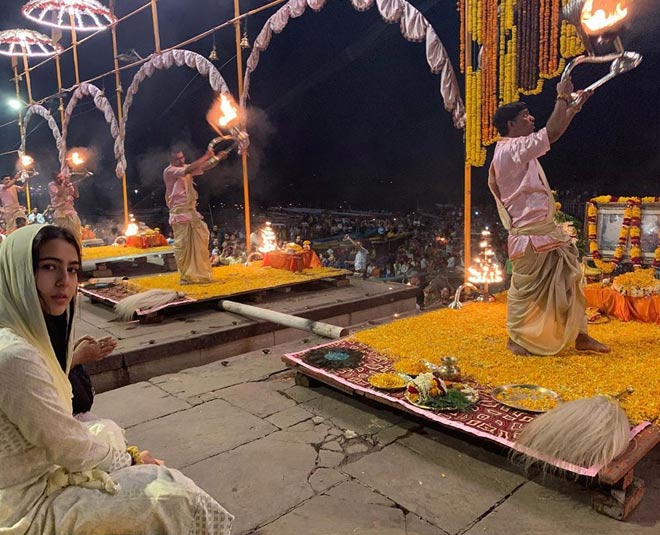 sara ali khan varanasi vacation attend ganga arti