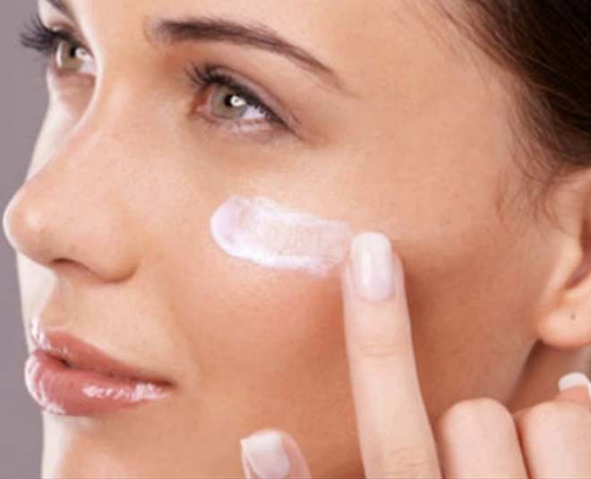 skin care in twenties apply sunscreen