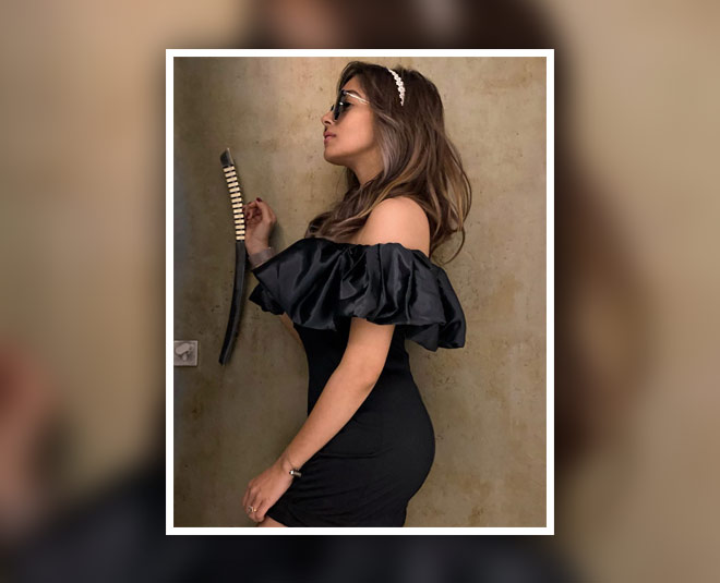 ब्लैक ऑफशोल्डर ड्रेस भी है बेहद दिलचस्प tina dutta in offsholder dress black