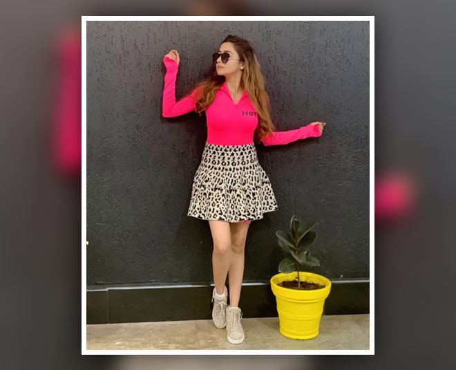 शॉर्ट स्कर्ट के साथ पिंक टॉप tina dutta in pink dress