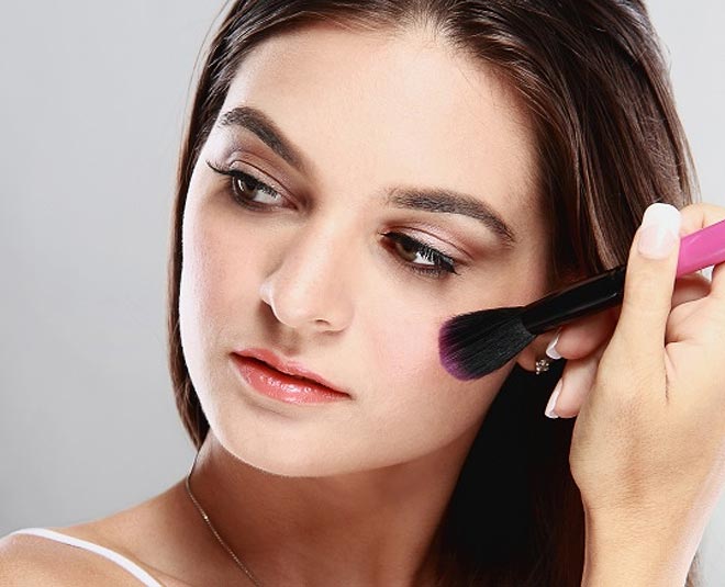 apply blush for round face inside 