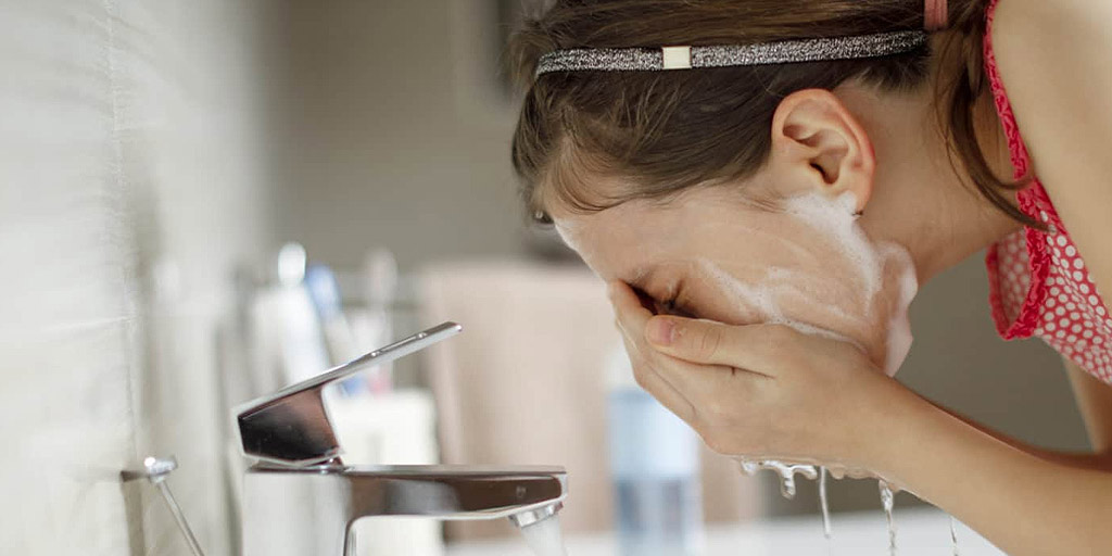 4 Reasons Why You Must Wash And Cleanse Your Face Before Hitting The