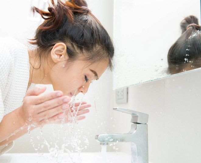 4 Reasons Why You Must Wash And Cleanse Your Face Before Hitting The