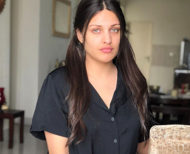 no makeup black dress look of himanshi khurana