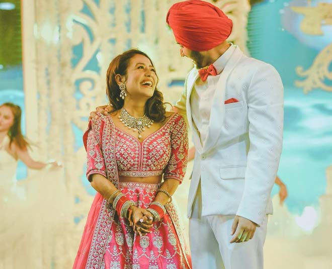 Neha Kakkar in Rs 75k lehenga at her mehendi looks like a dream - India  Today