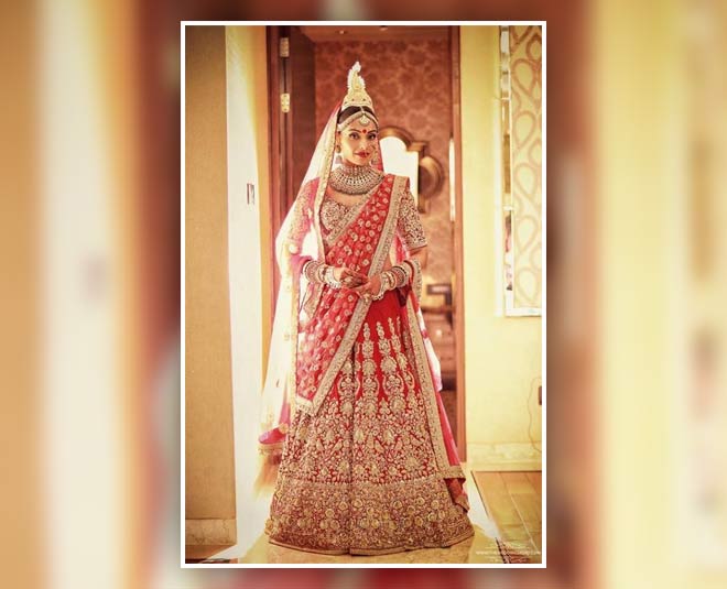 Kajal Aggarwal's red Anamika Khanna bridal lehenga featured stunning  Kashmiri resham work