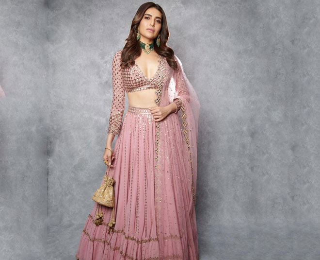 करिश्मा तन्ना का पिंक लहंगा karishma tanna lehena