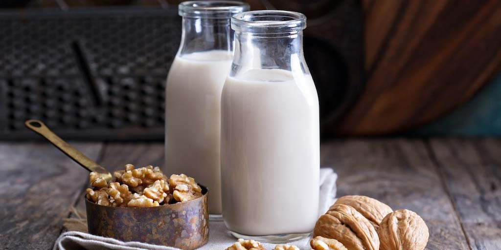 Know Benefits Of Walnut With Milk In Hindiदूध के साथ अखरोट का सेवन