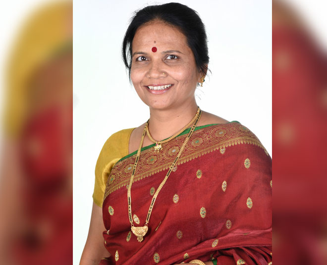 वृश्चिक राशि maroon colour saree