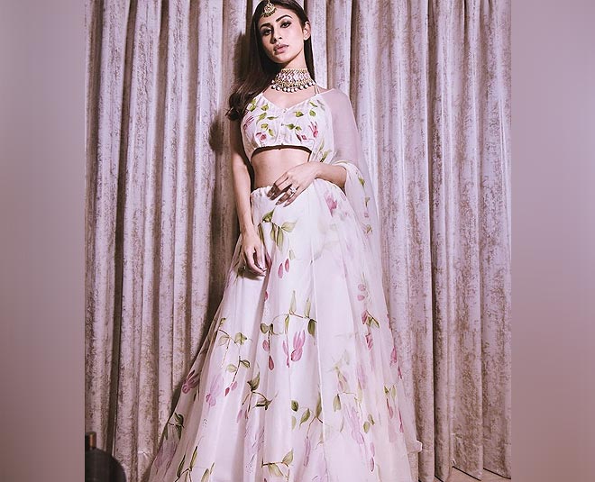 मौनी रॉय का ऑर्गेंजा सिल्क लहंगा organza lehenga