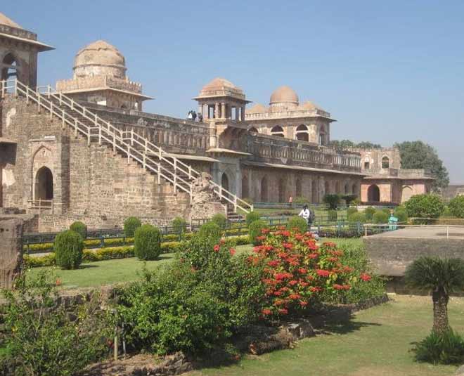 places to visit in mandu or mandav jahaj mahal inside 