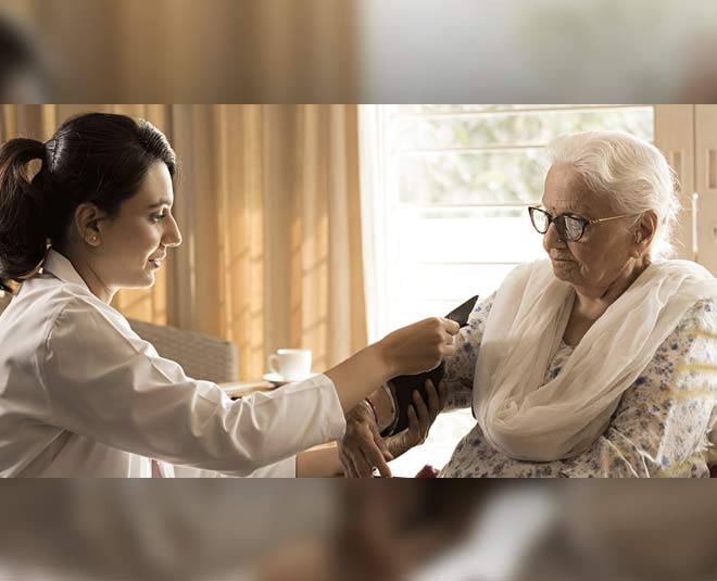take care of elderly people during winter inside 