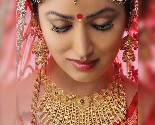 रेड एंड व्हाइट बिंदी- bridal bindi