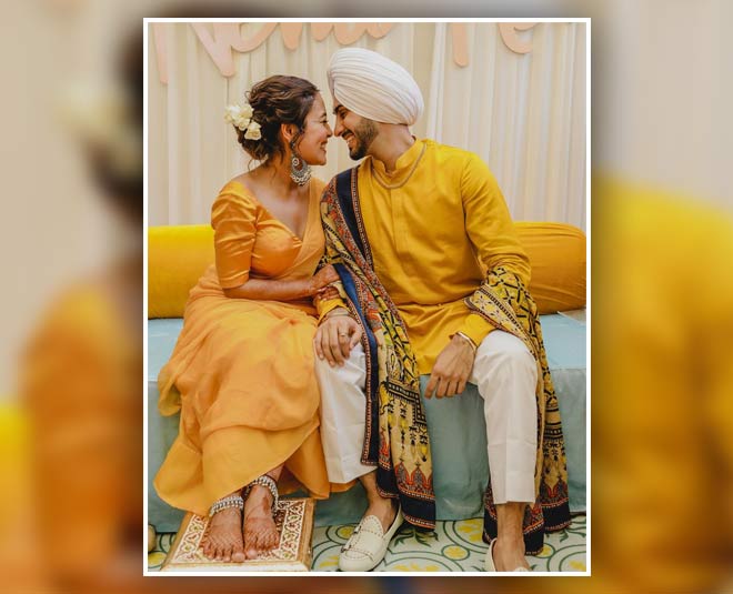 टिकी गई निगाहें neha rohanpreet haldi ceremony inside