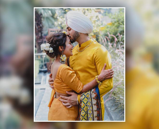 रोमांटिक अंदाज में दिखा कपल neha rohanpreet haldi ceremony inside