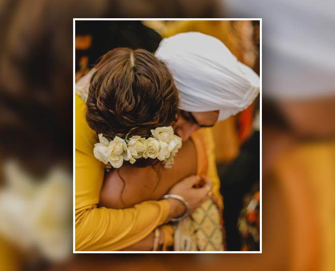 प्यार से लगाया गले neha rohanpreet haldi ceremony inside