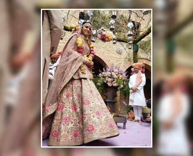 Anushka Sharma Finally Reveals Why She Ditched Red And Opted For A Pink  Lehenga At Her Wedding