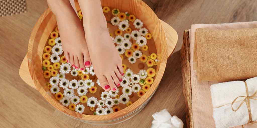 here-s-an-amazing-vinegar-water-feet-soak-to-get-soft-wrinkle-free