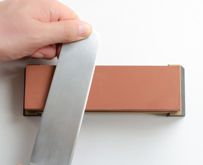 how  to  sharpen  a  knife  at  home  with  a  stone