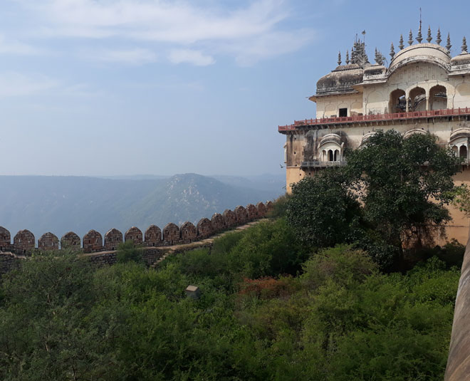 neemrana places ()