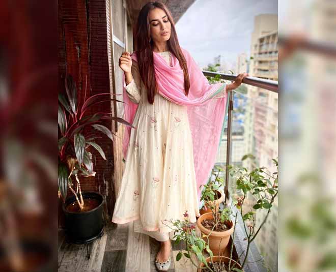 surbhi jyoti kurti inside