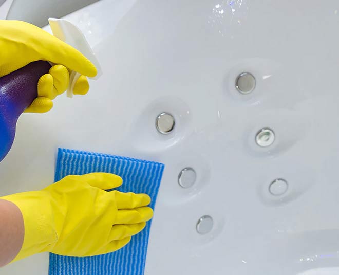 clean bathtub inside 