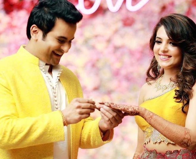 सगाई में दिखीं खूबसूरत engagement pic
