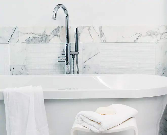 how to clean bathtub inside 