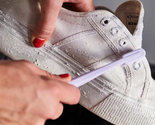 how-to-clean-canvas-shoes-in-hindi-how-to-clean-canvas-shoes-herzindagi