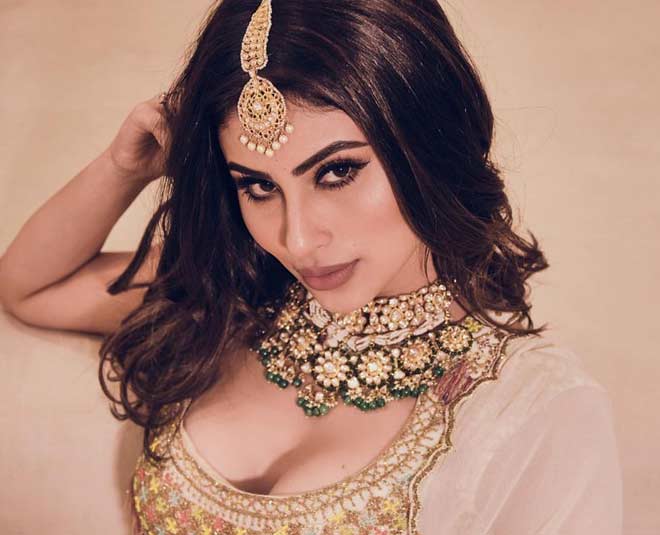 mouni roy actress maang tikaa