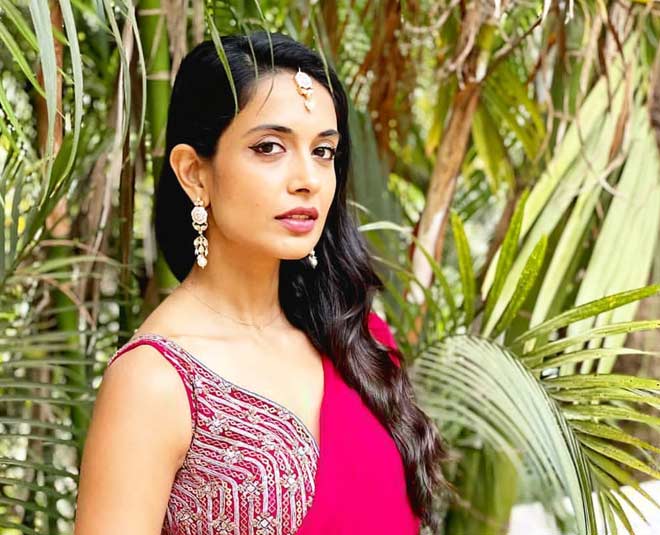 sara jane desai maang tikaa