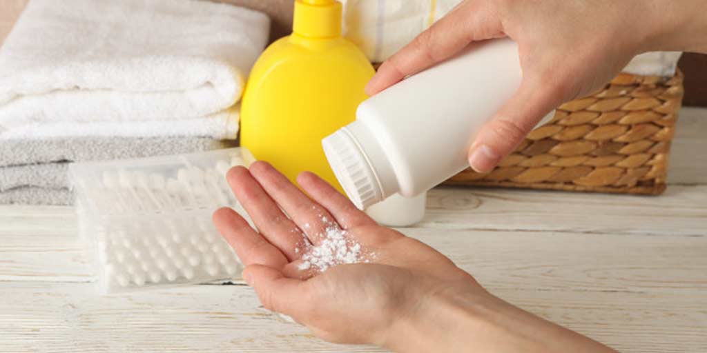 6 Ways To Use Talcum Powder In Your Beauty Routine-6 Ways To Use Talcum 