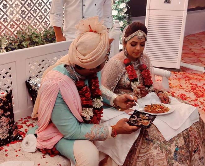 शादी के जोड़े में खूबसूरत दिखीं सुगंधा wedding pics