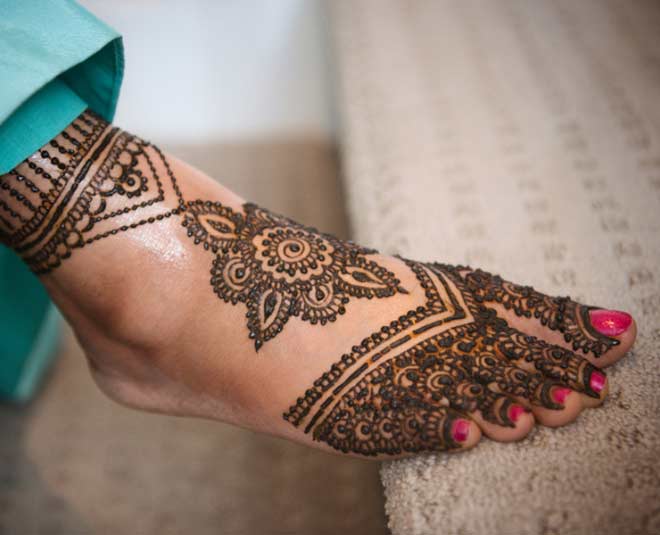 karwachauth mehendi designs neha kakkar wedding mehendi style check latest  designs - इस करवा चौथ आप भी ट्राई करें नेहा की वेडिंग मेहंदी डिजाइन, यहां  देखें लेटेस्ट मेहंदी डिजाइन ...