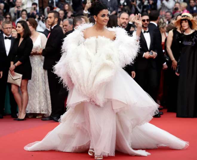 What is the weirdest red carpet dress a Bollywood actress has worn? - Quora