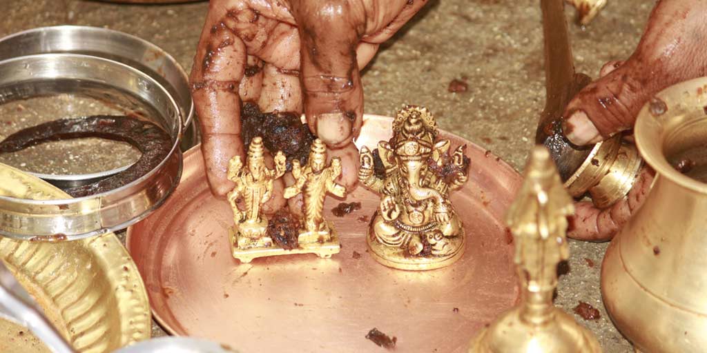 How To Clean Brass Idols At Home In Hindiघर में रखी पीतल की मूर्तियों