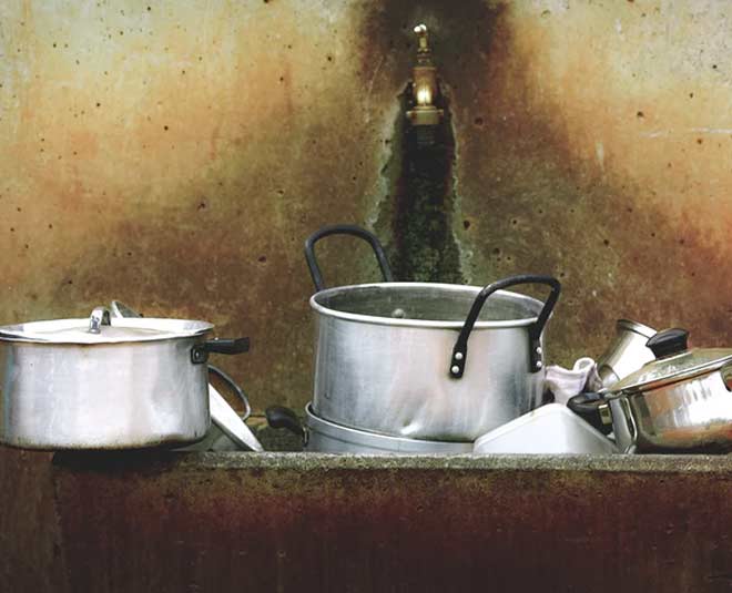 जले हुए बर्तनों से जिद्दी दाग साफ करे burnt utensil cleaning