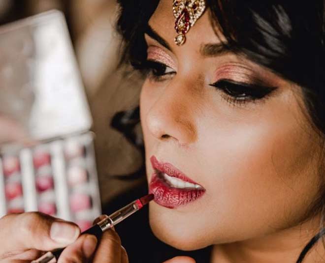 carry lipstick to the venue for brides