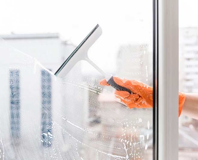 आलू से खिड़कियों की करें सफाई cleaning windows