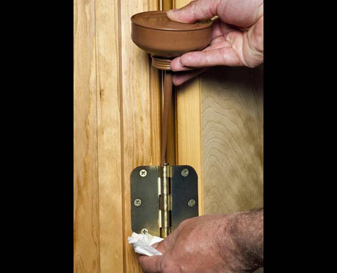तेल का इस्तेमाल- door hinges
