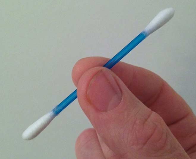 इयरबड और ऑलिव ऑयल- earbud for door