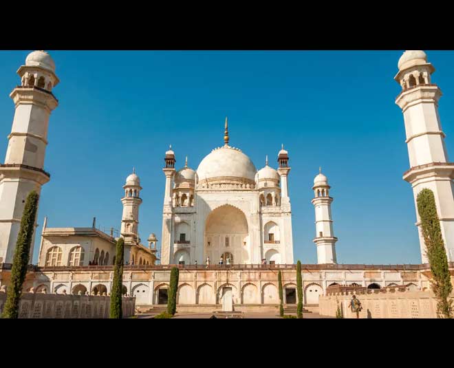 बीबी का मकबरा famous historical places of maharashtra bibi ka makbara inside