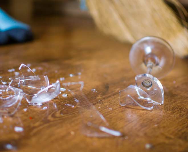 टूटे शीशे के टुकड़ों को साफ करें glass peaces potato