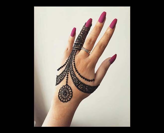 Beautiful back hand mehndi design - piche hath ka mehandi design - मेहंदी  कैसे बनाते हैं दिखा… | Back hand mehndi designs, Mehndi designs for hands,  Mehndi designs
