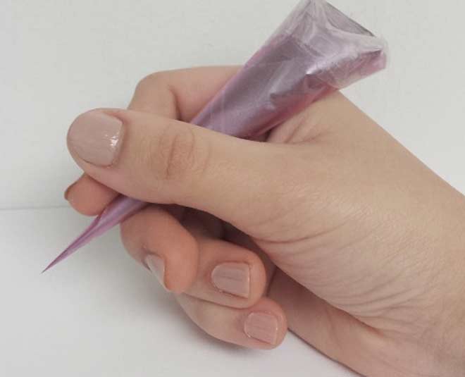 कोन को पेन की तरह पकड़ें how to hold henna cone