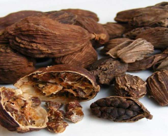 how to use green and black cardamom in kitchen